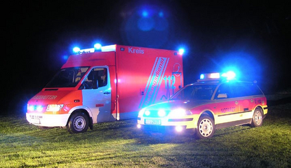 Rettungswagen mit Notarzteinsatzfahrzeug