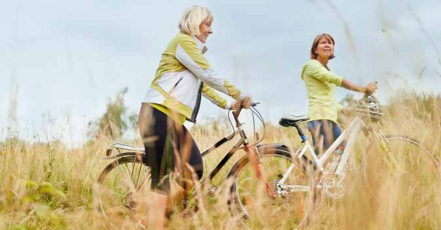 Zwei Seniorinnen fahren Fahrrad