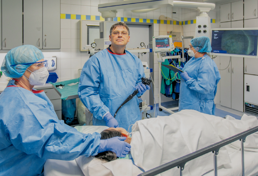 Chefarzt Professor Henning Wege bei einer Endoskopie mit seinem Team