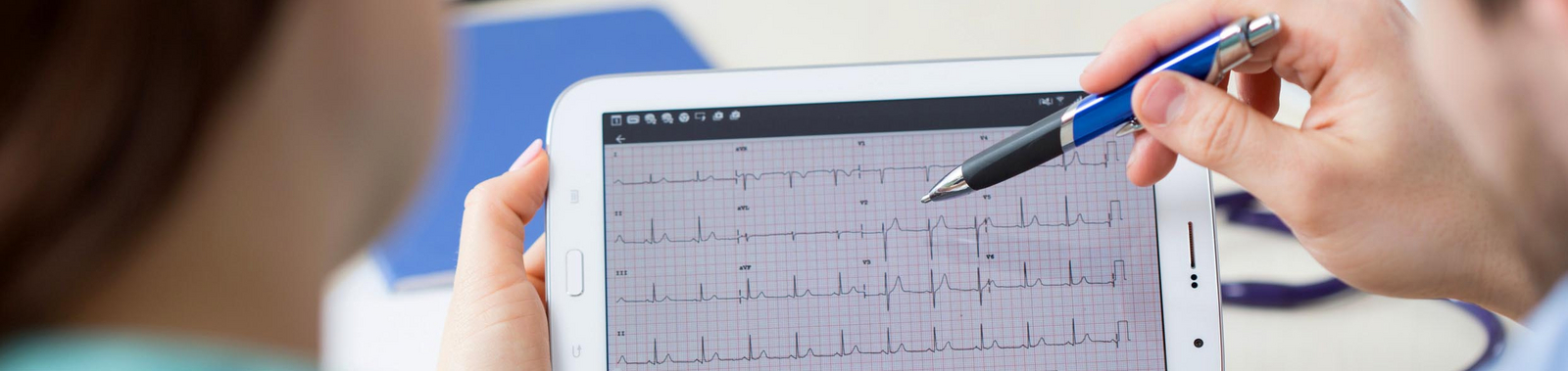 Tablet mit EKG Kurven