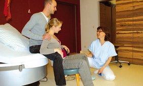 Frauenärztin mit schwangerer Frau