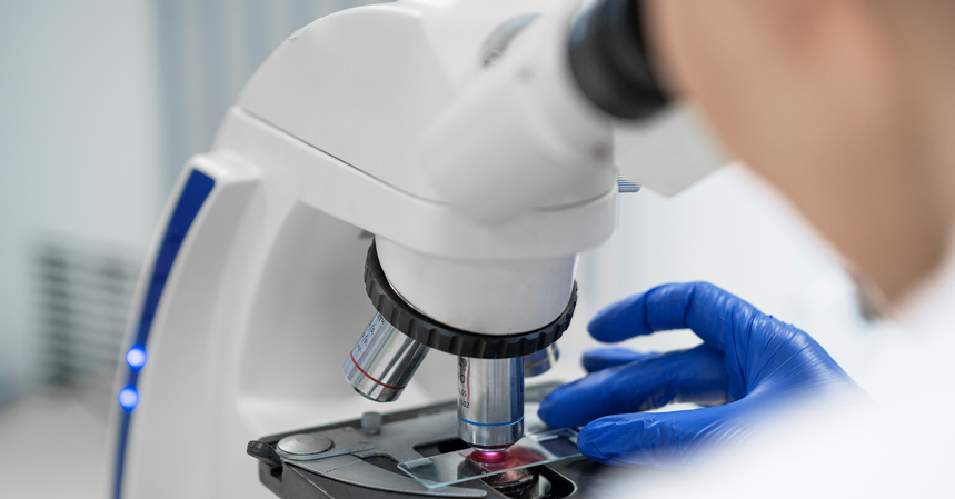 Arzt mit Mikroskop