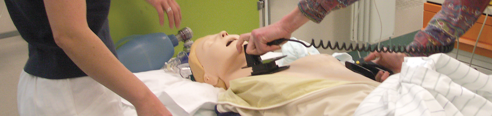 Defibrillation an einer Trainingspuppe