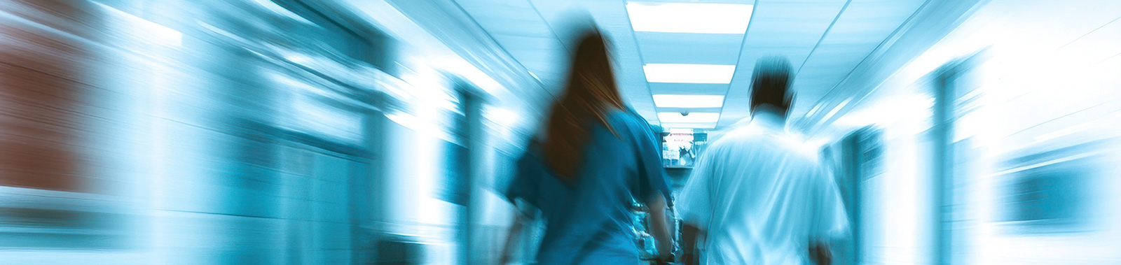 Zwei Personen gehen furch einen Flur