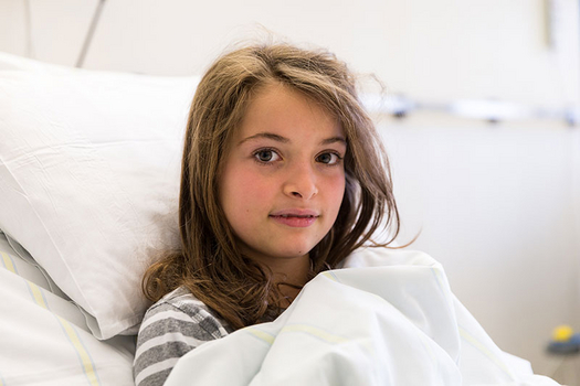 Mädchen in Krankenhausbett