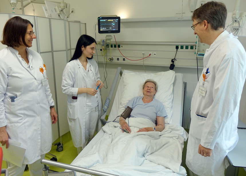 Ärzte am Behandlungsbett einer Patientin