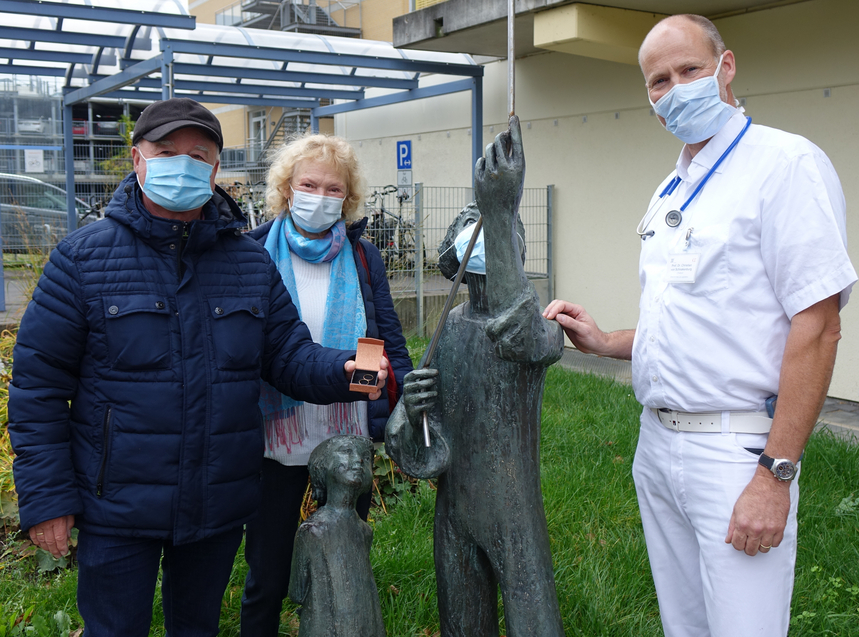 Ehepaar Fabritius übergibt Eheringe an Prof. von Schnakenburg