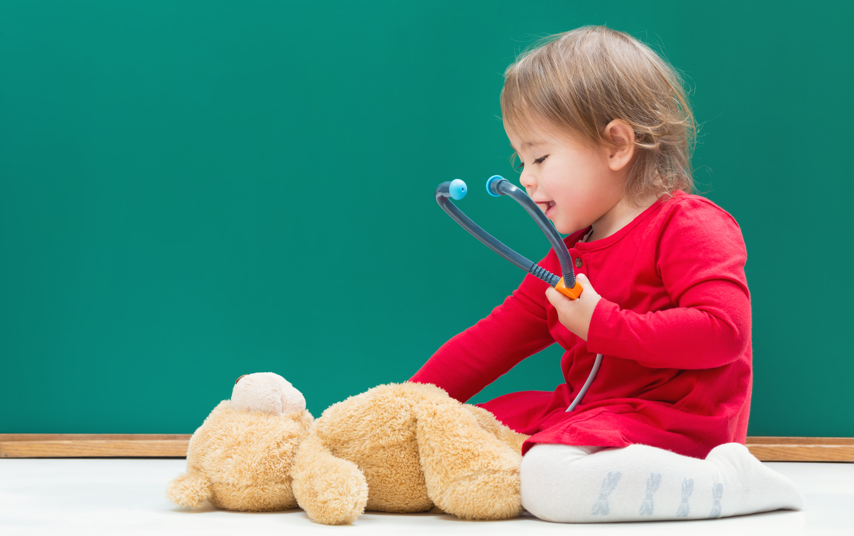 Mädchen untersucht Teddybär