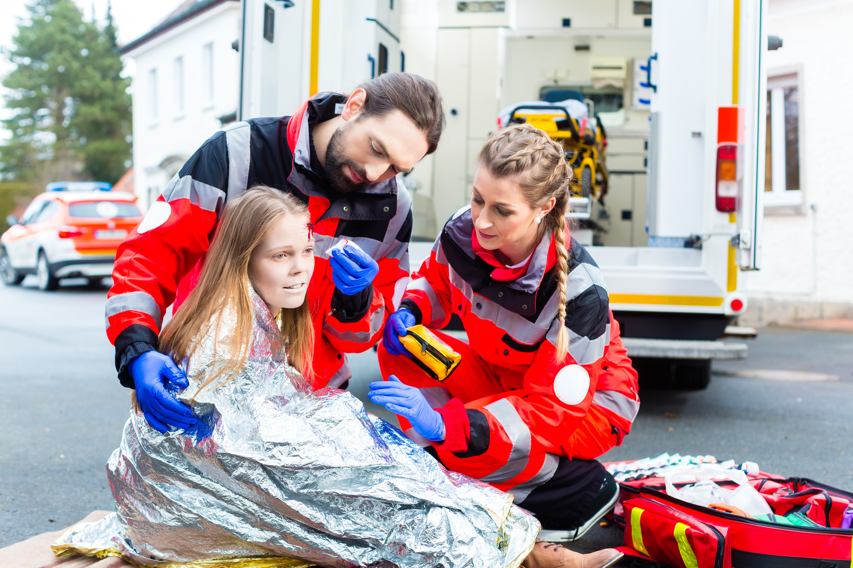 Rettungsärzte versorgen junge Frau