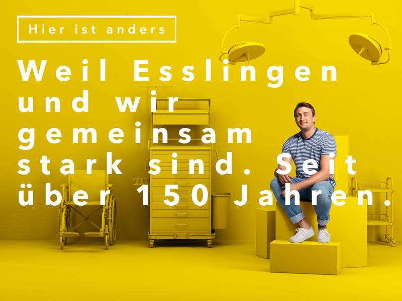 Bild mit Aufschrift "Weil Esslingen und wir gemeinsam stark sind. Seit über 150 Jahre.". Ein lächelnder Mann sitzt neben einem Medikamentenwagen. Der Hintergrund ist gelb.