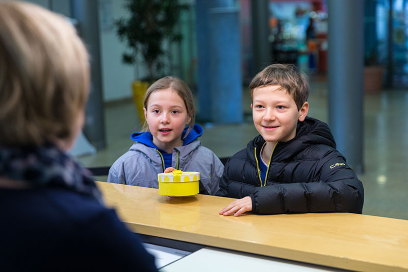 Kinder am Krnkenhausempfang