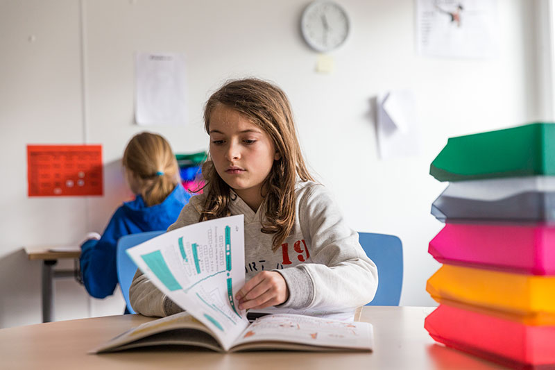 Kind blättert in Buch