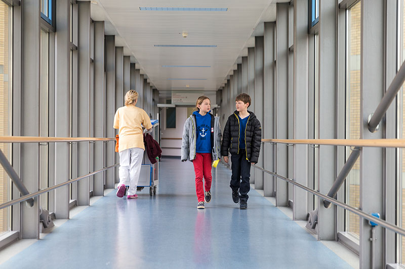 Kinder laufen durch das Krankenhaus